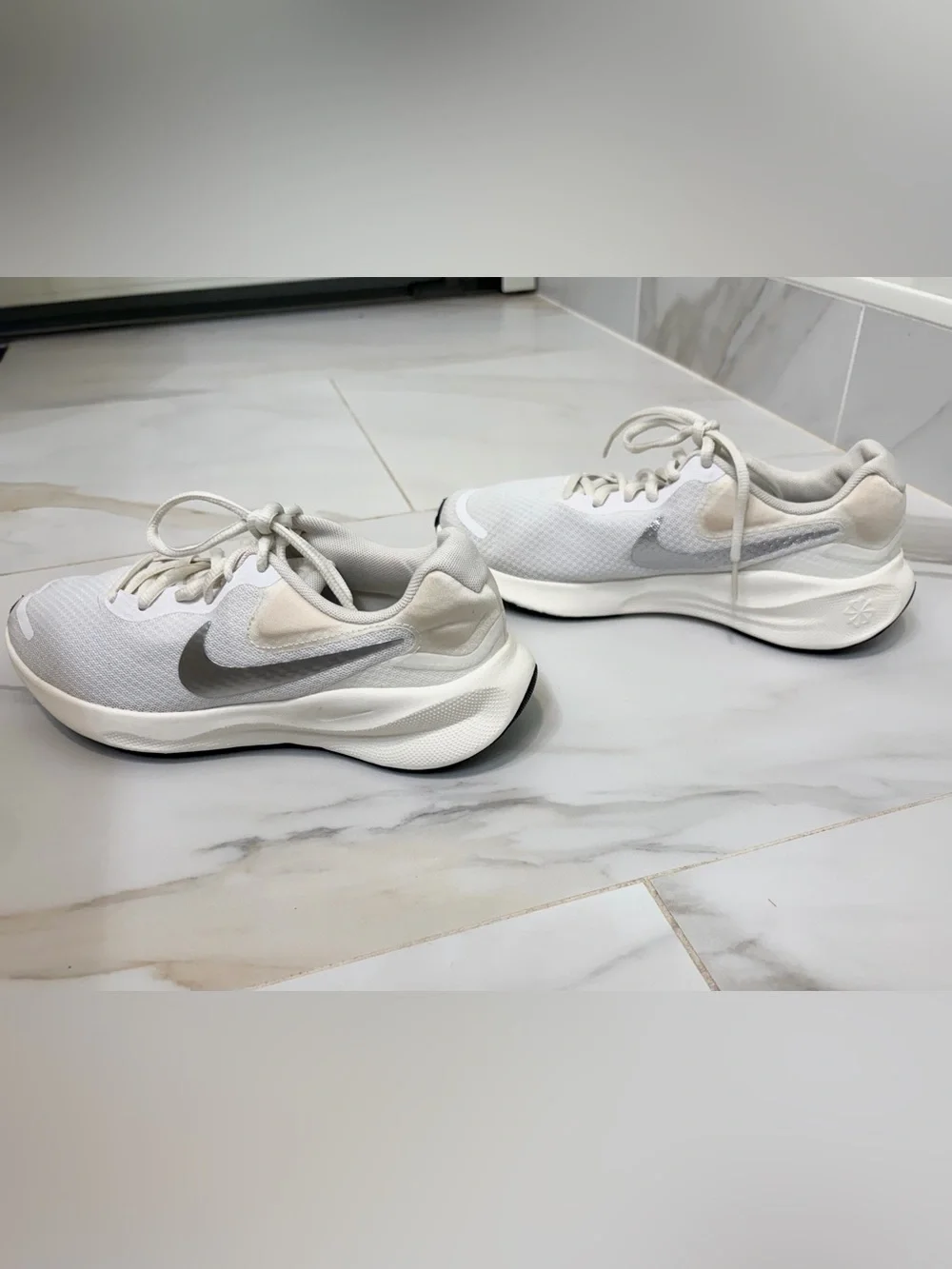 Nike Revolution 7 Womens 7.5 White Sail Metallic Silver Running Shoes FB2208-101